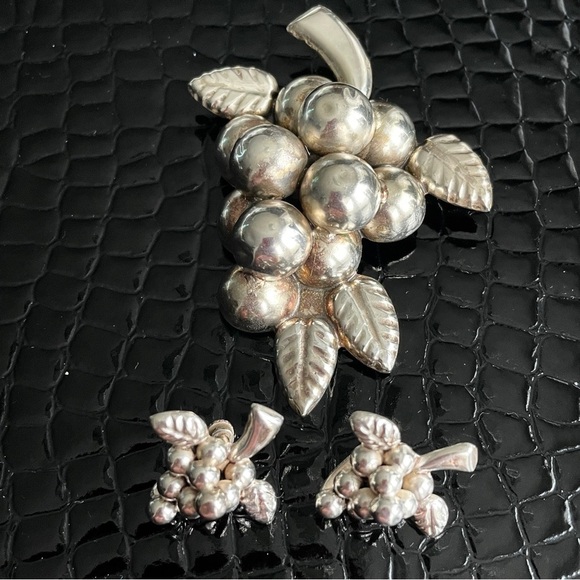 Antique Old Mexico Grape Cluster Puffy Sterling Silver Screw Clip Earrin… - Picture 8 of 9